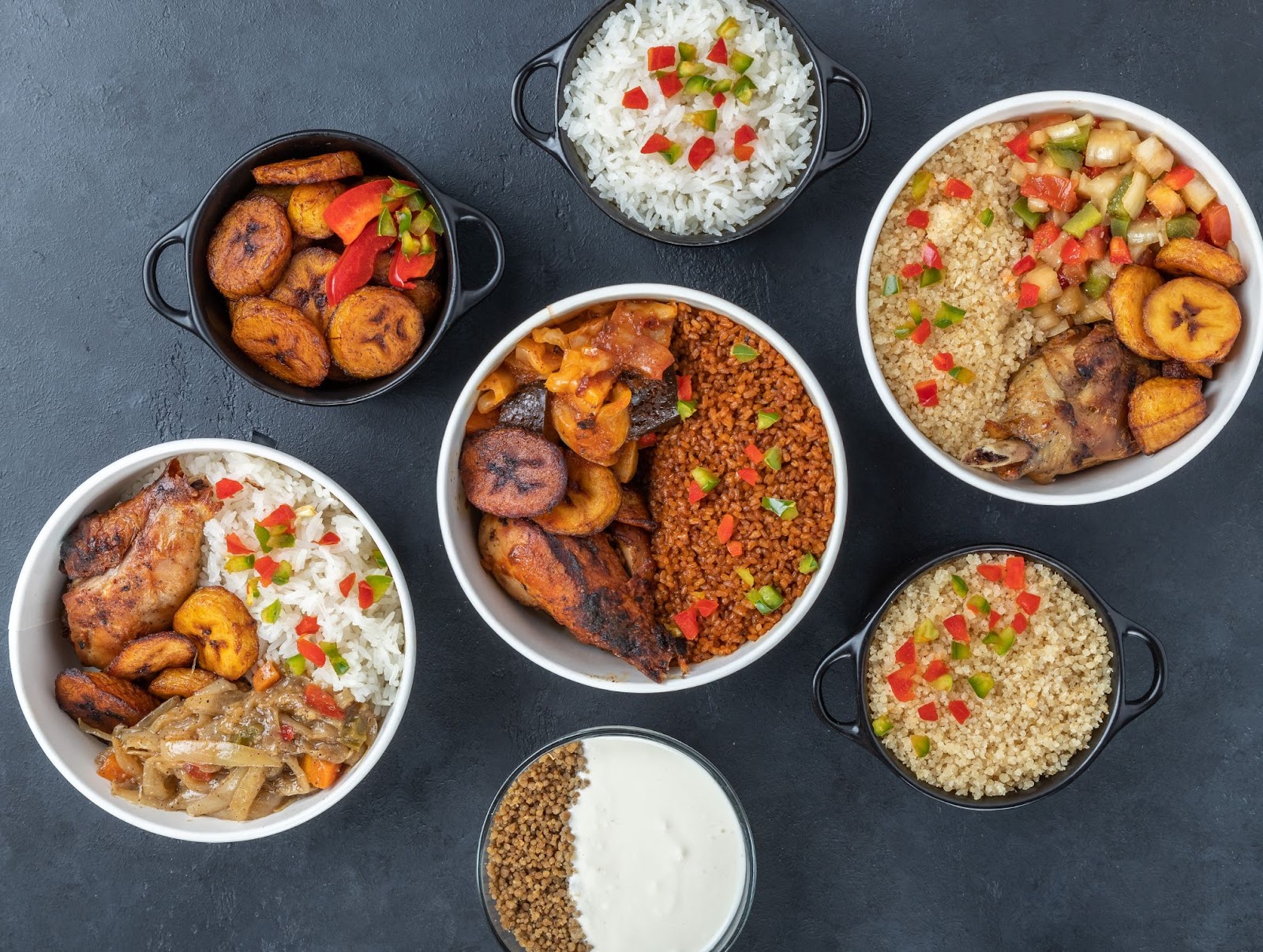 Assortiment de bols de spécialités africaines