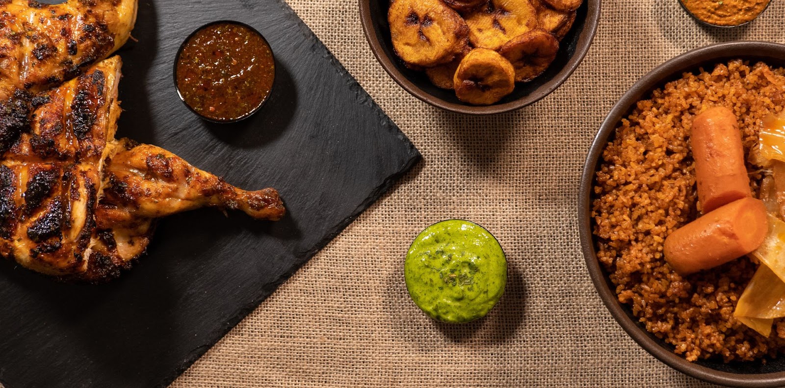 Poulet braisé et bananes plantains frites