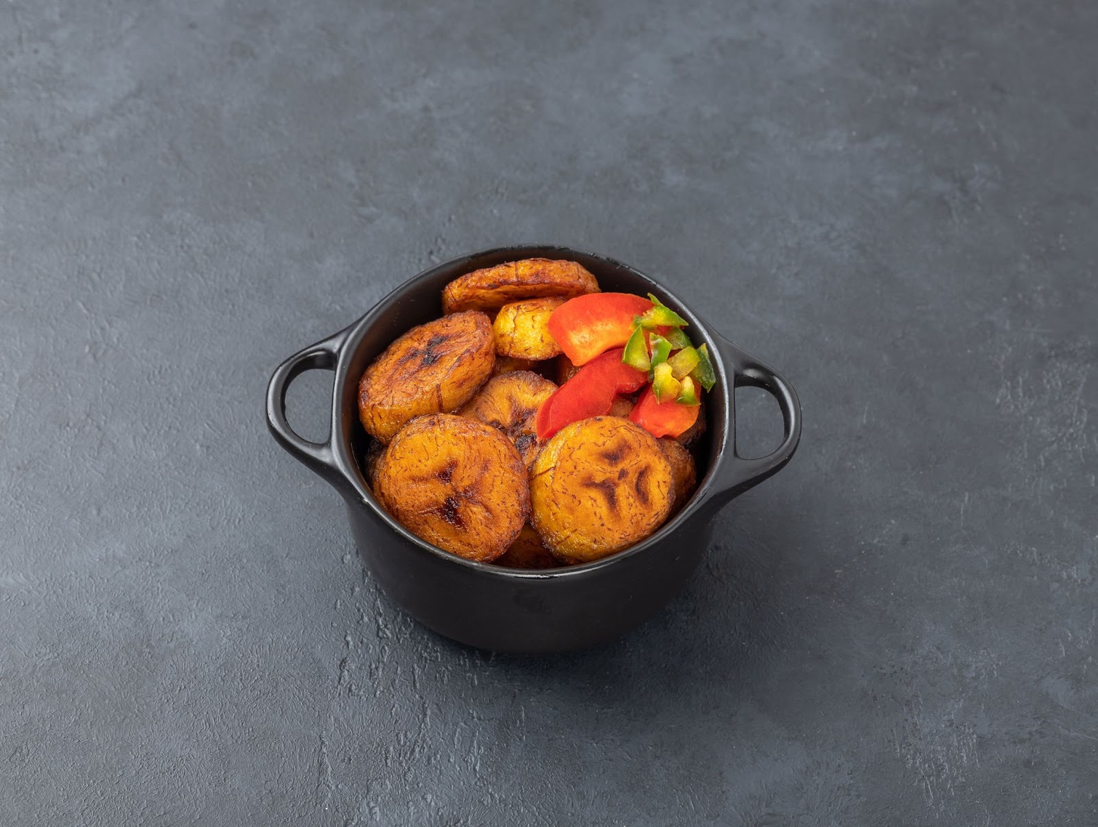 Alloco servies dans un petit poêlon
