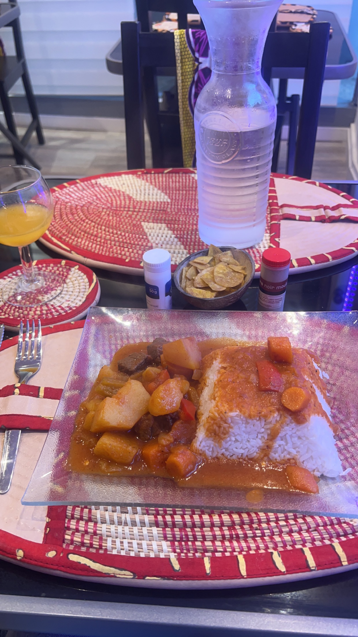 Plat de riz en sauce sur table dressée
