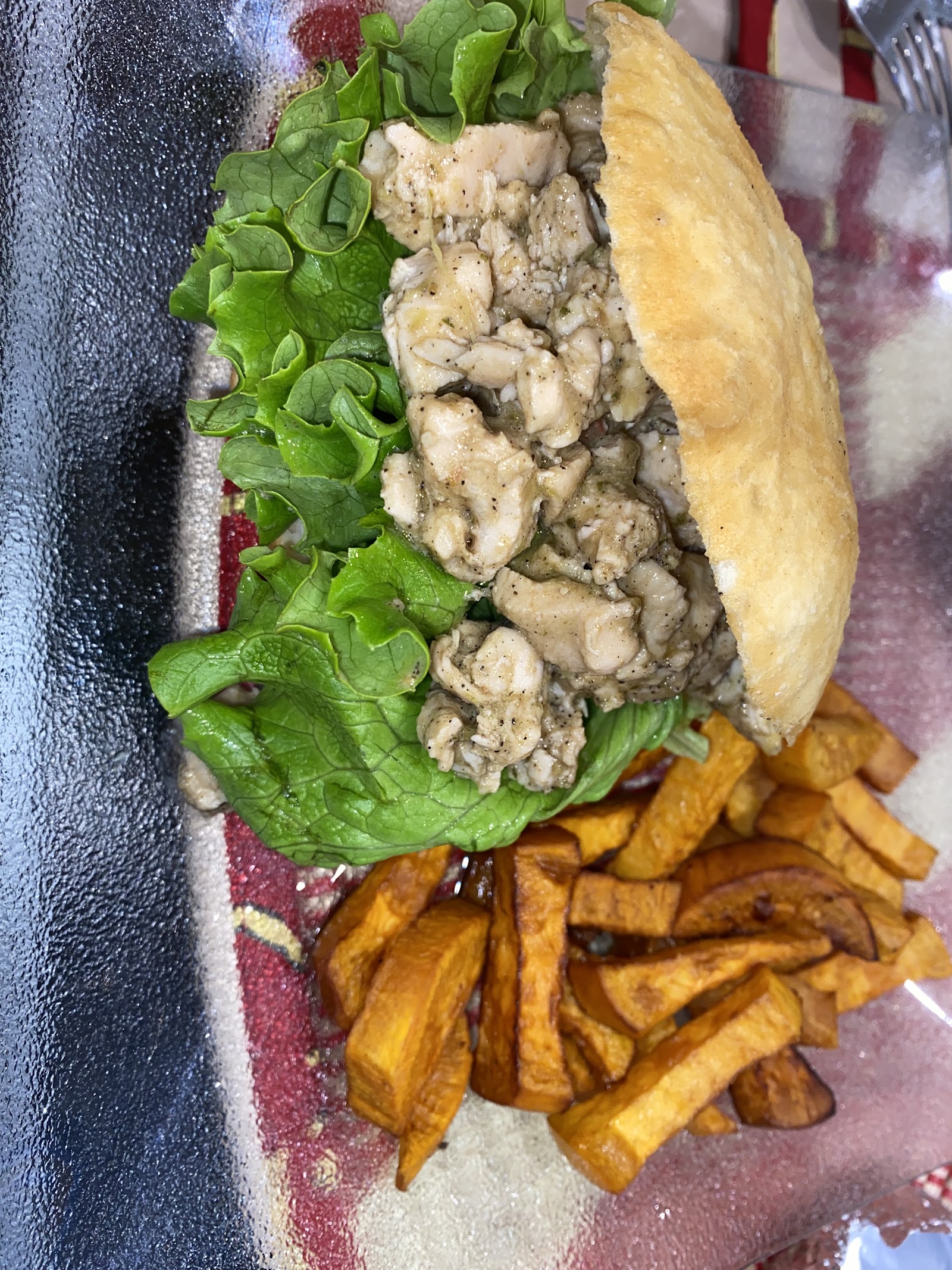 Sandwich garni et frites de patate douce